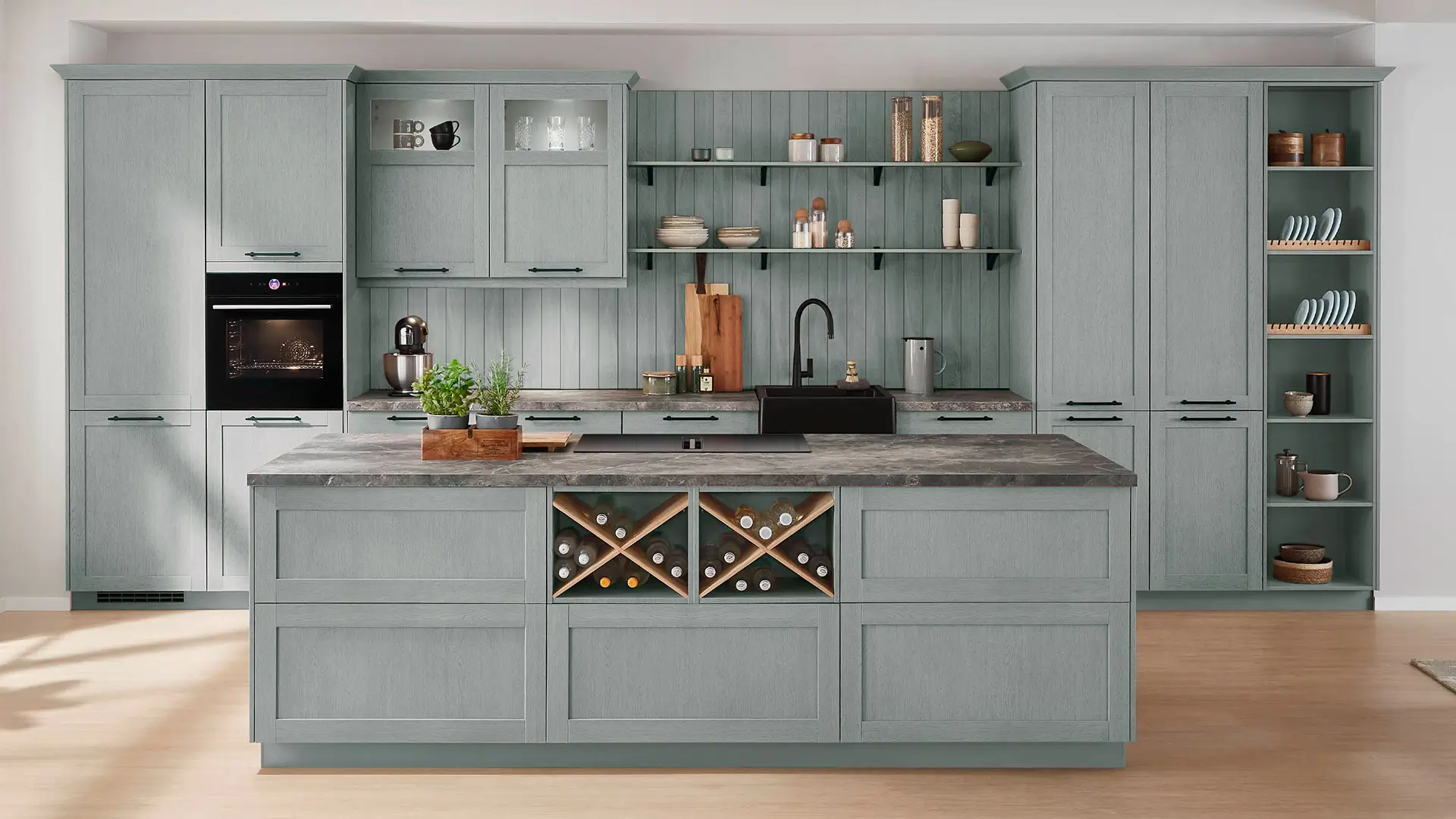 Moderne graue Küche mit Kücheninsel, Weinfächern, Einbaubackofen und offenem Regal für Geschirr.
